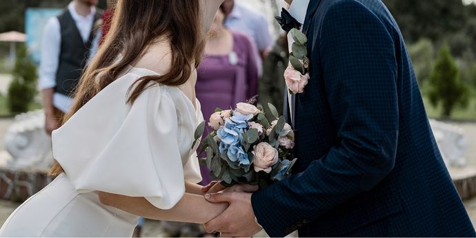 pareja casándose e invitados con bolsos binnari