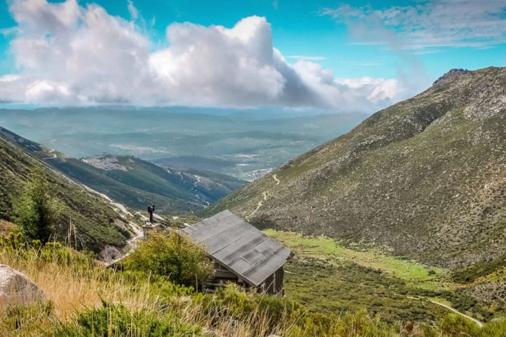 La Serra de la Estrela, un destino de montaña para las escapadas de Semana Santa en Portugal.