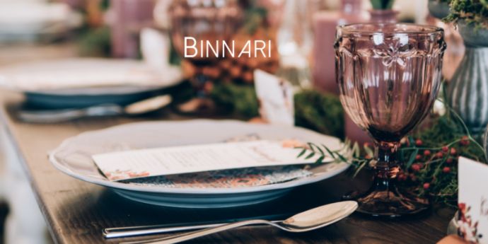 Mesa de eventos con cubiertos y decoración para hablar sobre los bolsos invitada perfecta de Binnari.