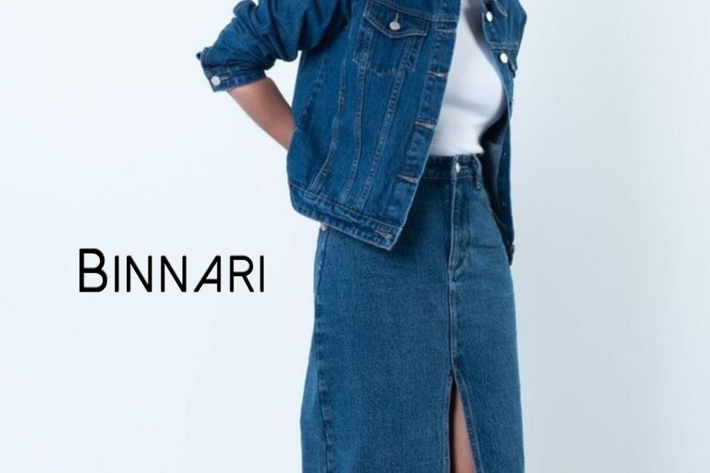 Modelo con oufit denim para combinar con los bolsos de verano de Binnari.