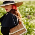 Modelo posa entre viñedos con uno de los bolsos de nueva colección Binnari.