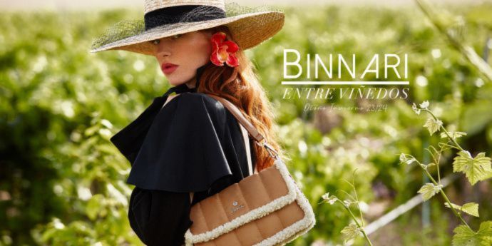Modelo posa entre viñedos con uno de los bolsos de nueva colección Binnari.
