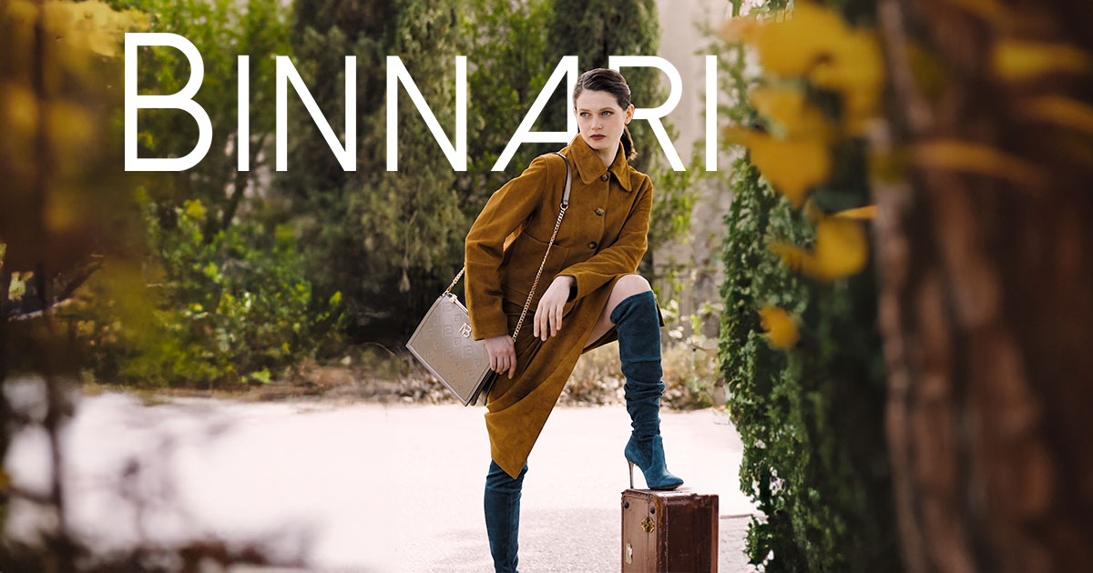 Model posing with one of the autumn-winter bags from Binnari's new 2024 collection.