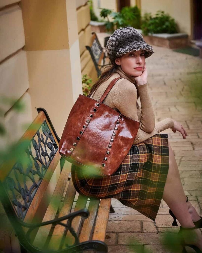 La influencer Ángela (@angelaevripidi) con el bolso de hombro grande en polipiel Stelle de Binnari.