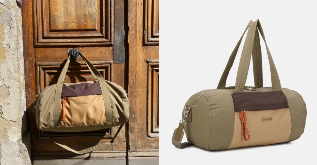 Bolso tipo bowling en tonos beige y marrón con bolsillo frontal y cremallera naranja, mostrado colgado en una puerta de madera y en vista de producto sobre fondo blanco.
