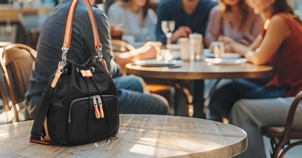 Bolso de la colección Pisuerga de Binnari sobre una mesa de cafetería.