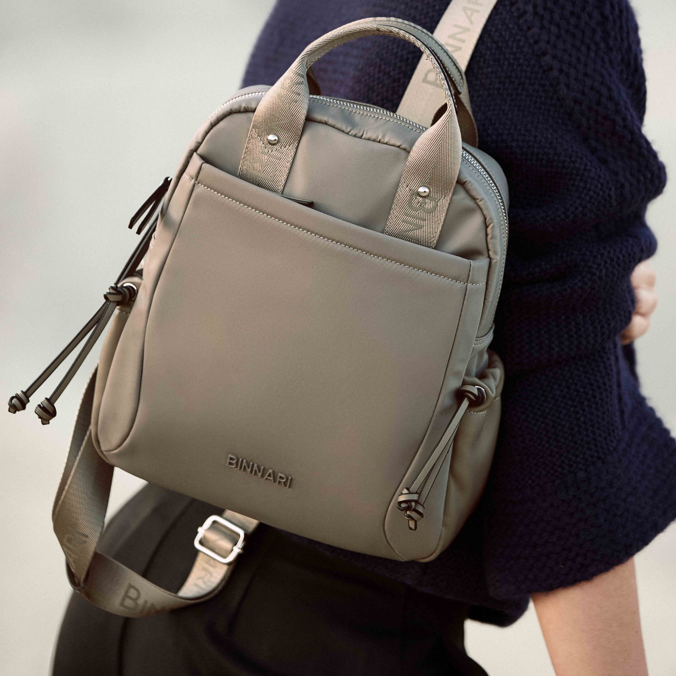 mochila-elodie-20721-taupe-binnari-modelo