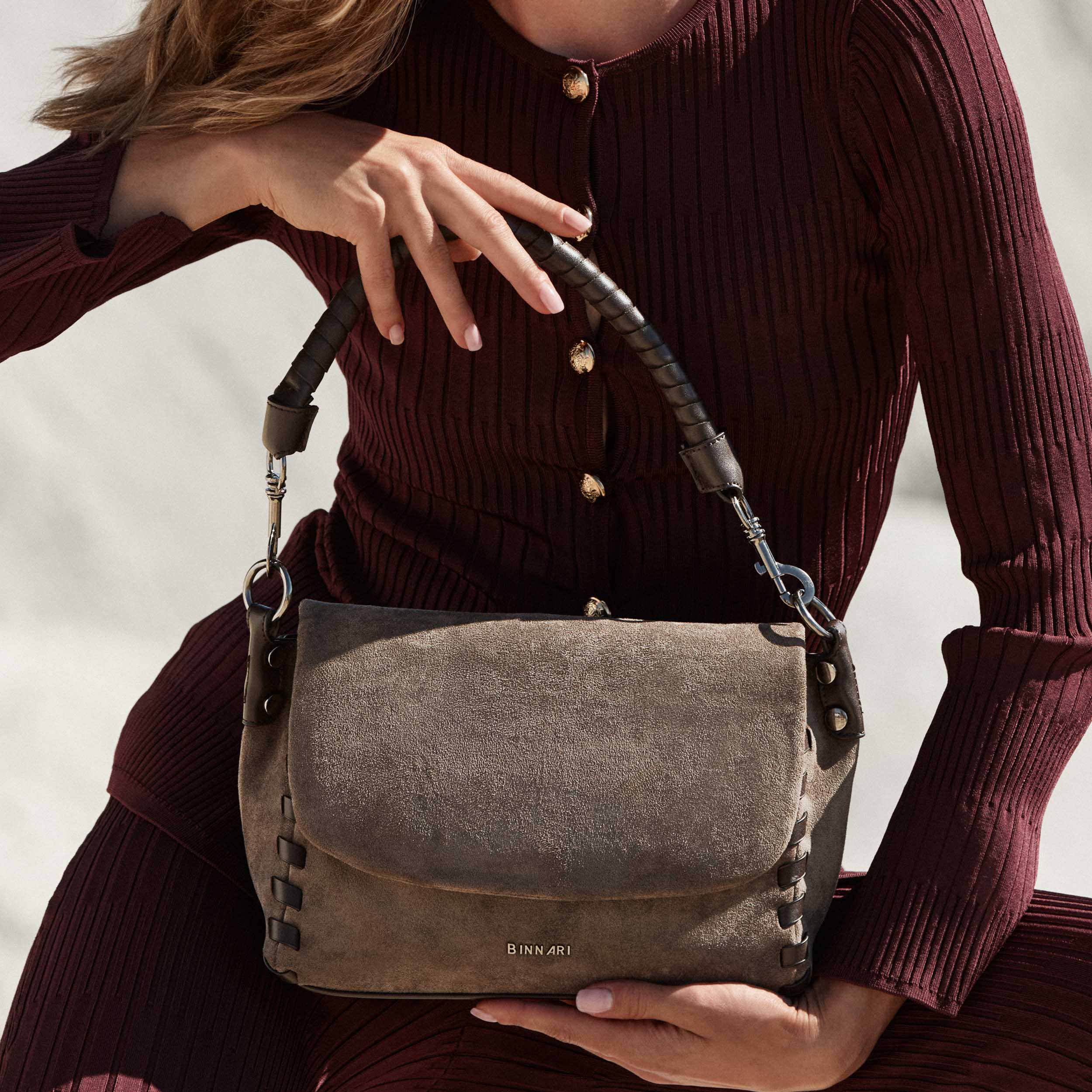 bolso-hombro-solapa--flavia-20760-grey-binnari-modelo