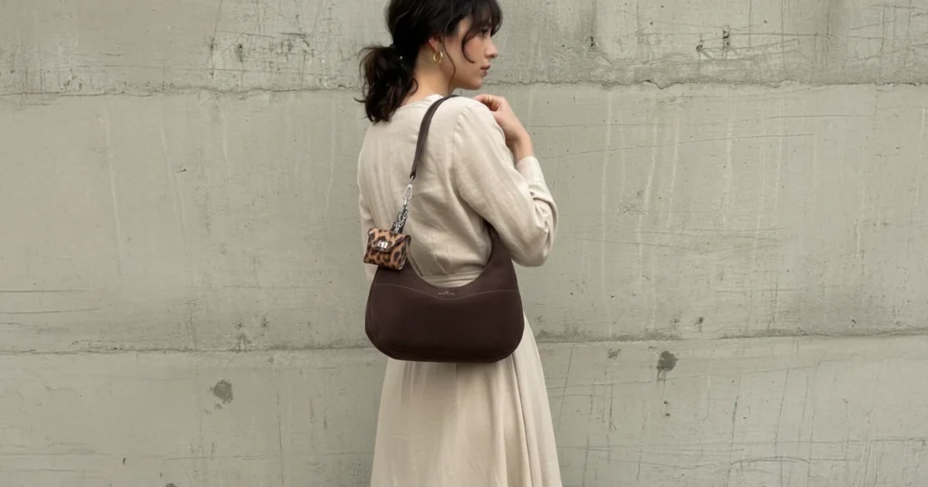 Modelo con oufit: Vestido midi liso + GLEN topo → textura suave que eleva