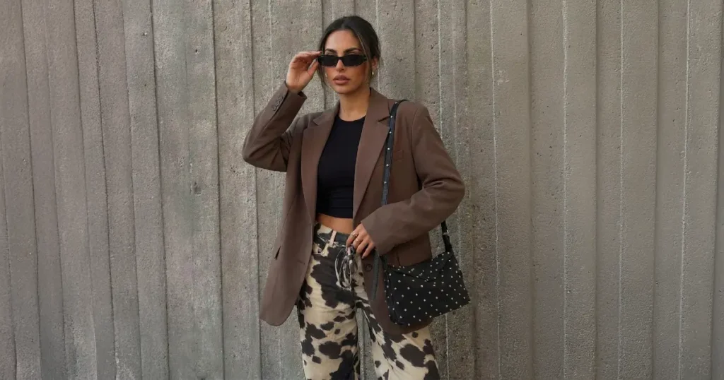 Influencer with Binnari party bags for day and night.