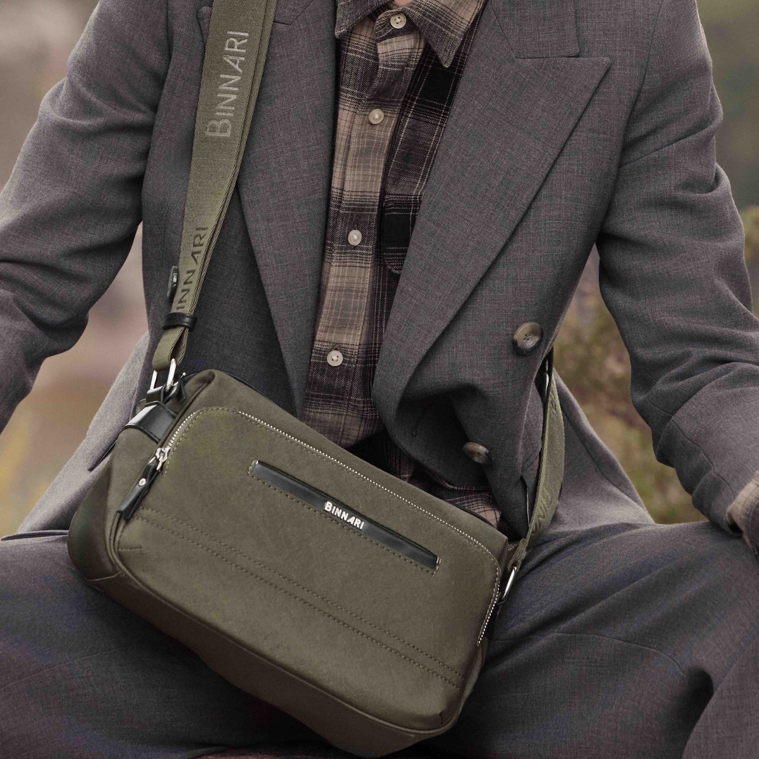 bolso-bandolera-aspen-21221-kaki-binnari-modelo