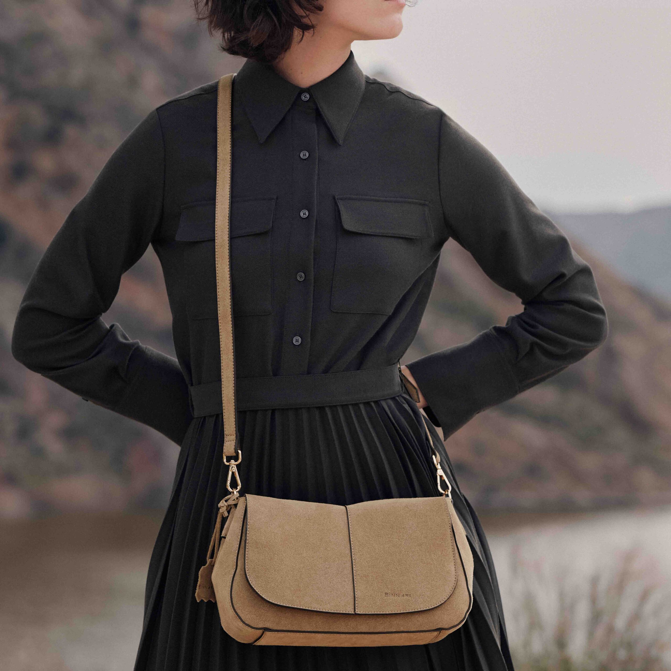 bolso-bandolera-siena-21392-tan-binnari-modelo
