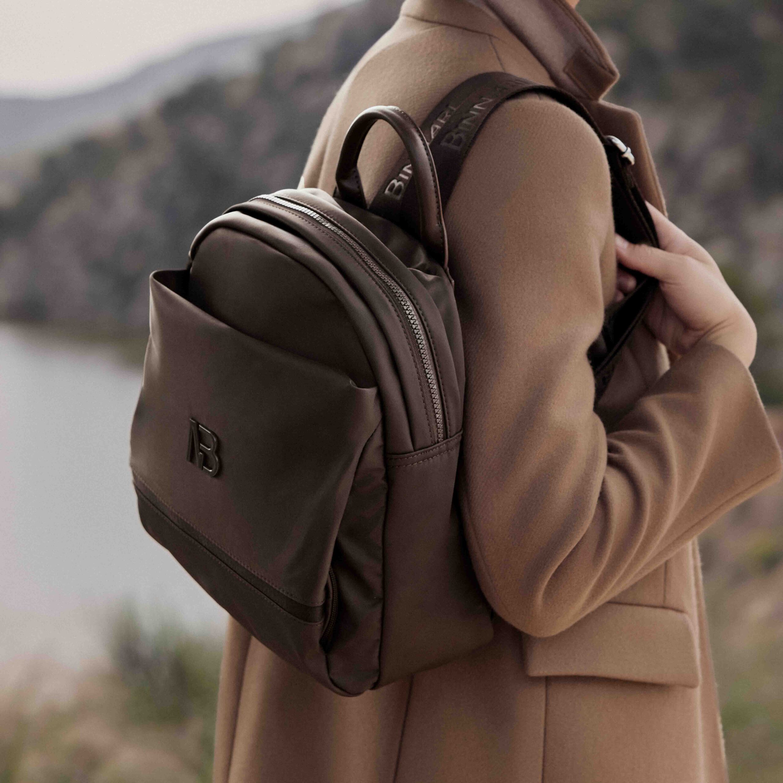 mochila-nubia-21340-marron-binnari-modelo